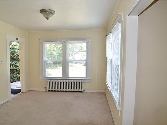 4th image of 136 Alderson Ave