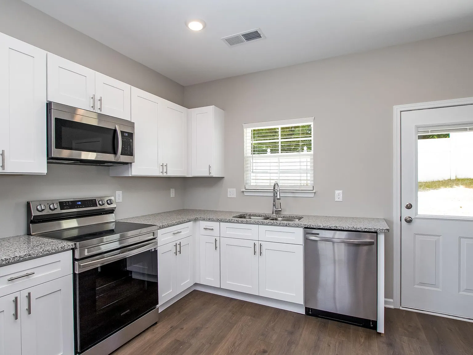 2 bed, 2.5 bath, 1076 sqft, $1,595 — Photo 4