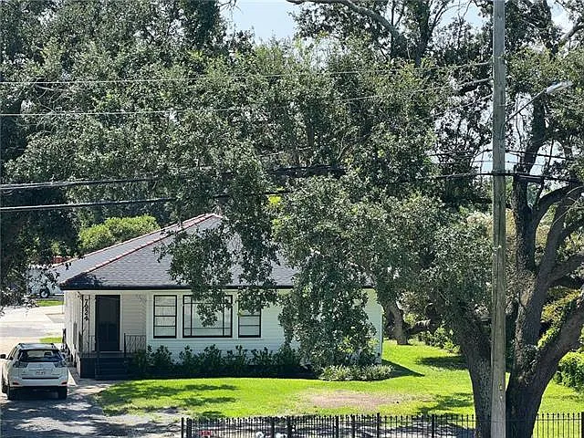 7924 Lincoln Beach Blvd — Photo 2