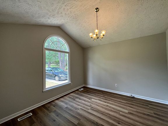 3rd image of 208 Cobblestone Ct