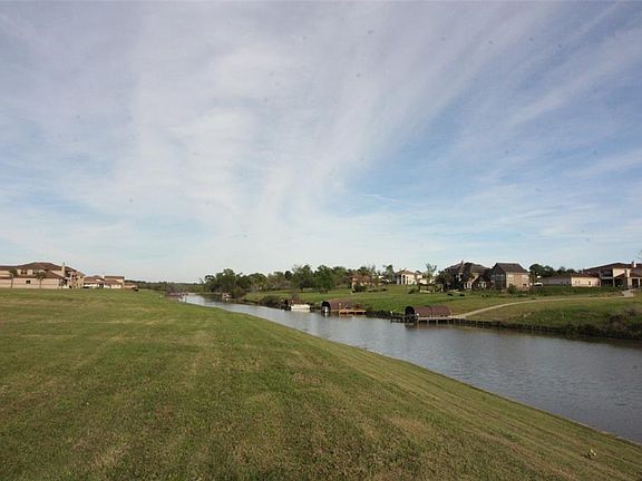 Image 2: Over half an acre on large canal with bulkhead in place! Close to open body of Lake Conroe!!! Cleared and ready to buil