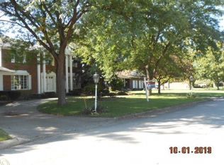 8021 Burning Bush Rd, Grosse Ile, MI 48138