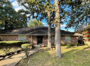 2103 Castle Oaks Dr, Arlington, TX 76012