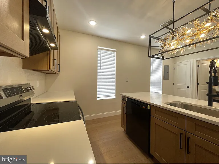 2101 S Hicks St — Photo 5