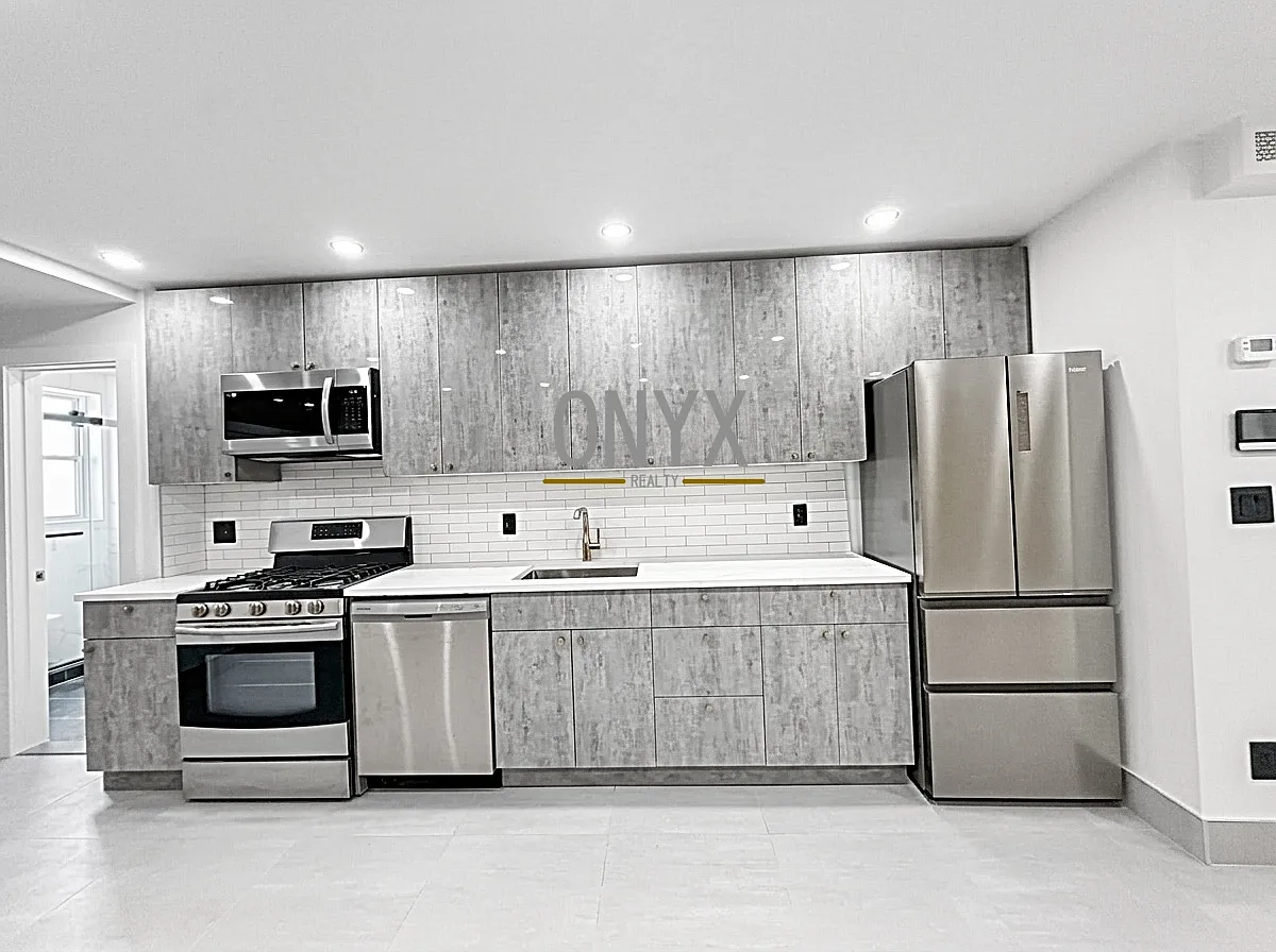 3 bed, 900 sqft, $3,800 — Photo 1