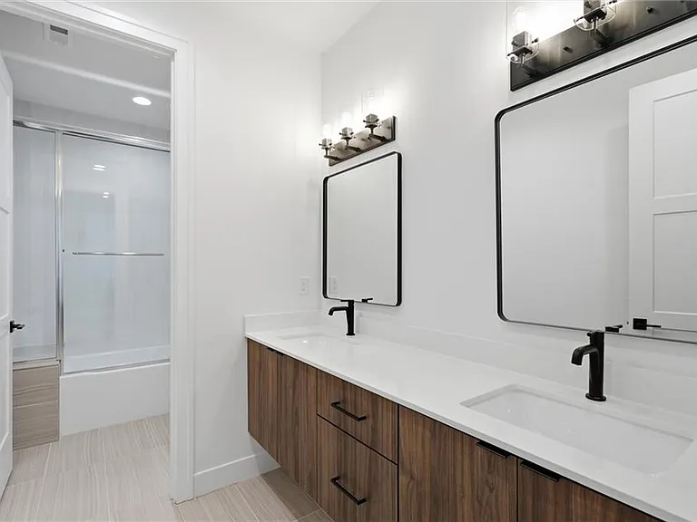Upstairs shared full bath