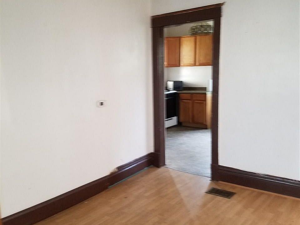 2nd image of 923 E 7th St