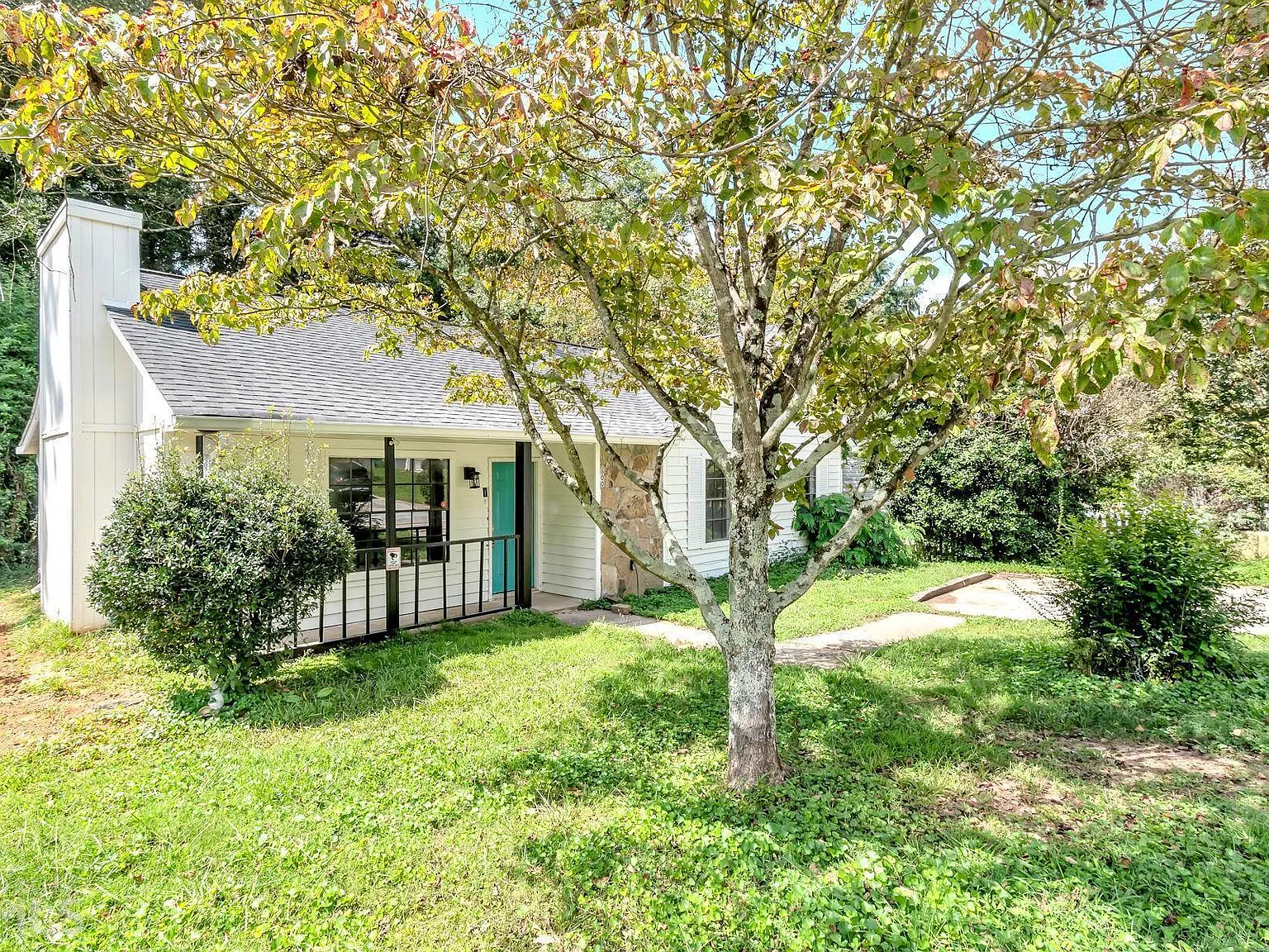 3 bed, 2.0 bath, 1096 sqft, $1,600 — Photo 2