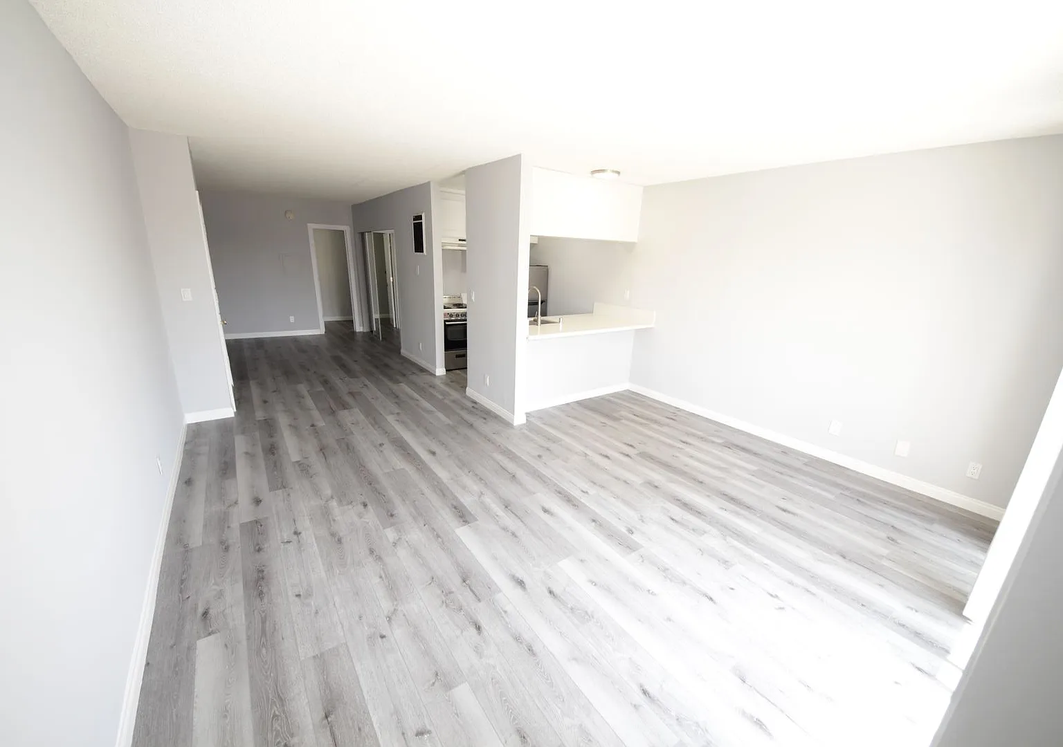 Overland Court — Photo 3