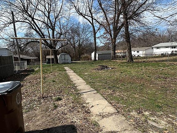 5th image of 809 N Florissant Rd