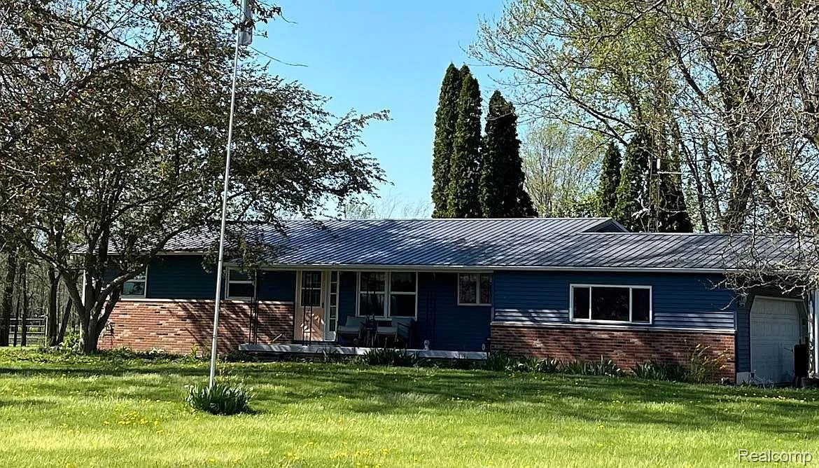 598 W Burnside Rd photo 1