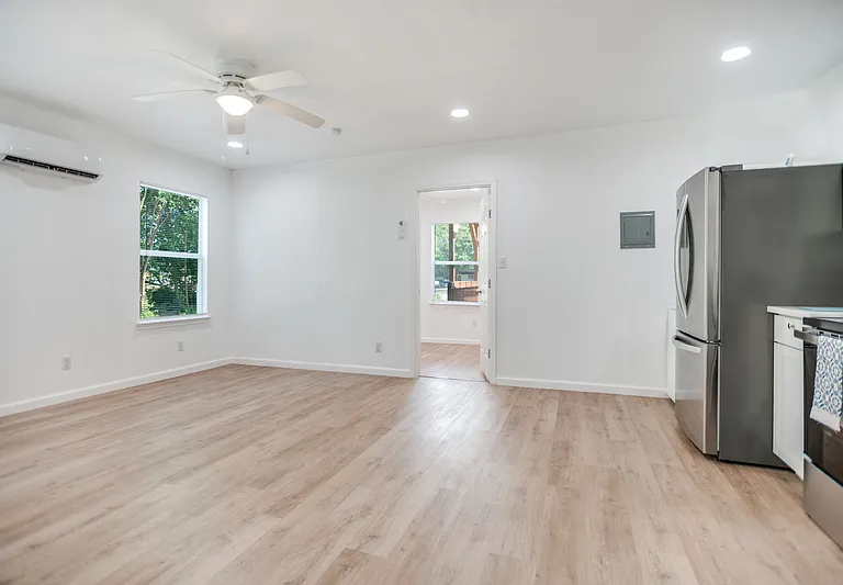 905 W Abram St #1 — Photo 4