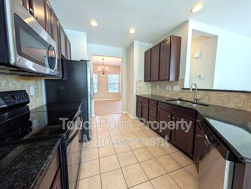 3 bed, 2.5 bath, 1840 sqft, $2,200 — Photo 3
