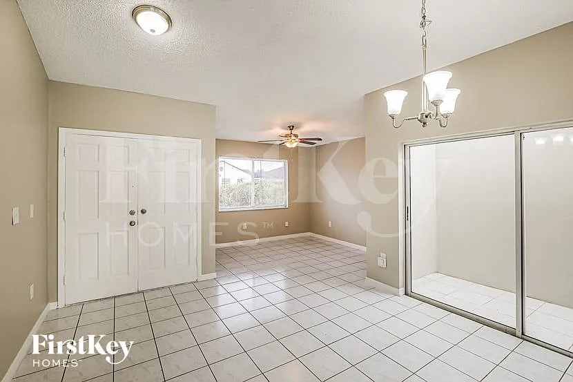 3 bed, 2.0 bath, 1421 sqft, $3,355 — Photo 2