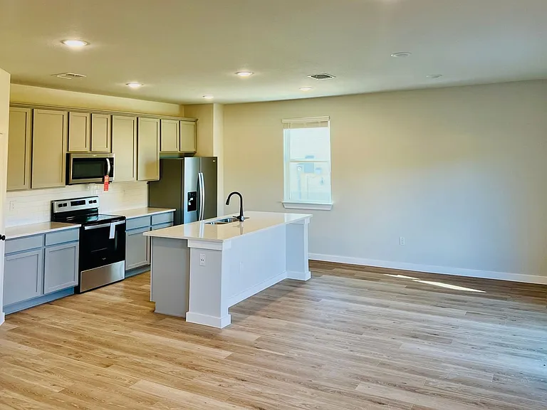 14607 Emerio Dr — Photo 2