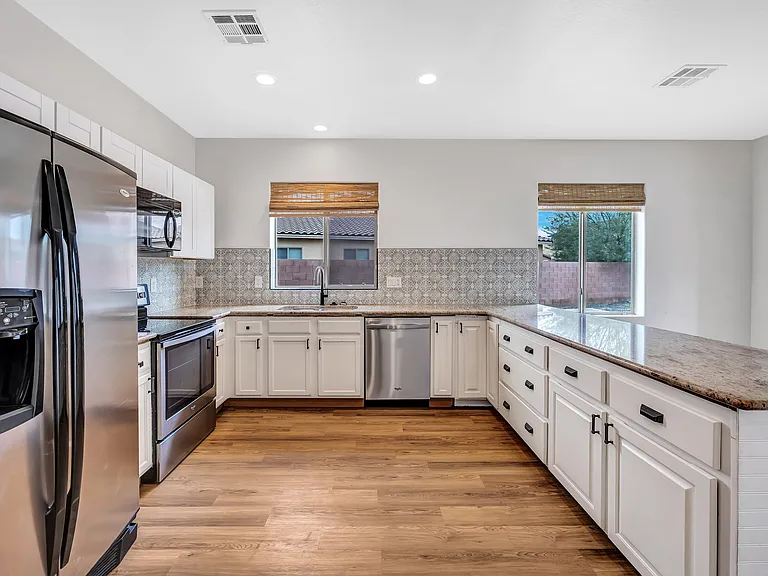 861 W Love Rd — Photo 8