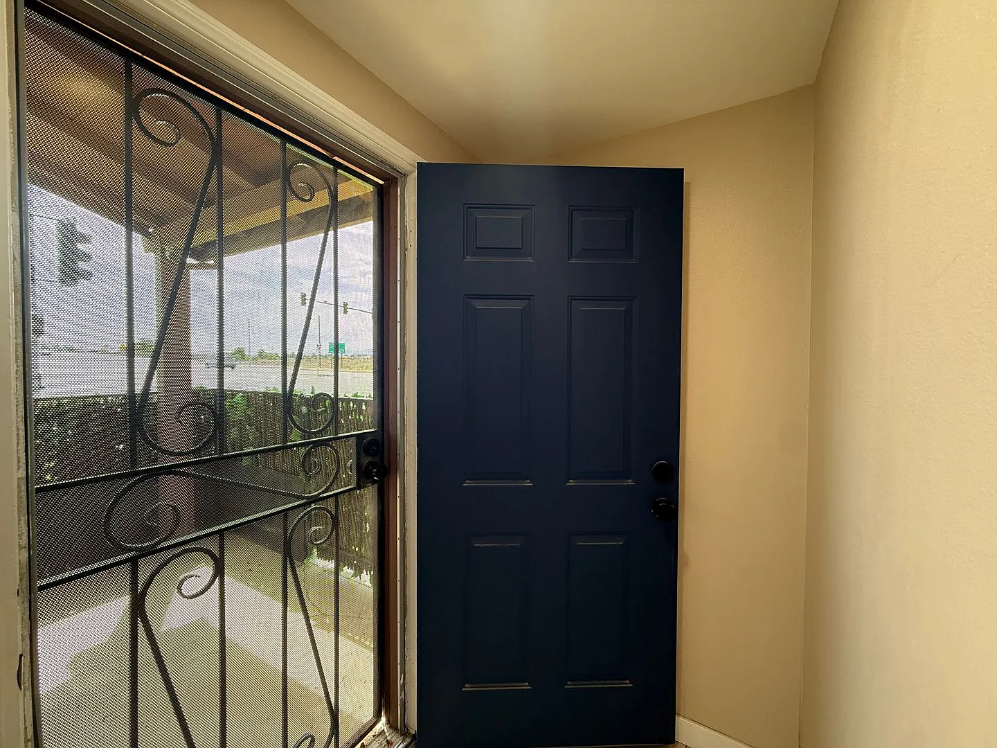 2 Story Condo Available! 2 bedroom + 2.5 Bathrooms — Photo 4