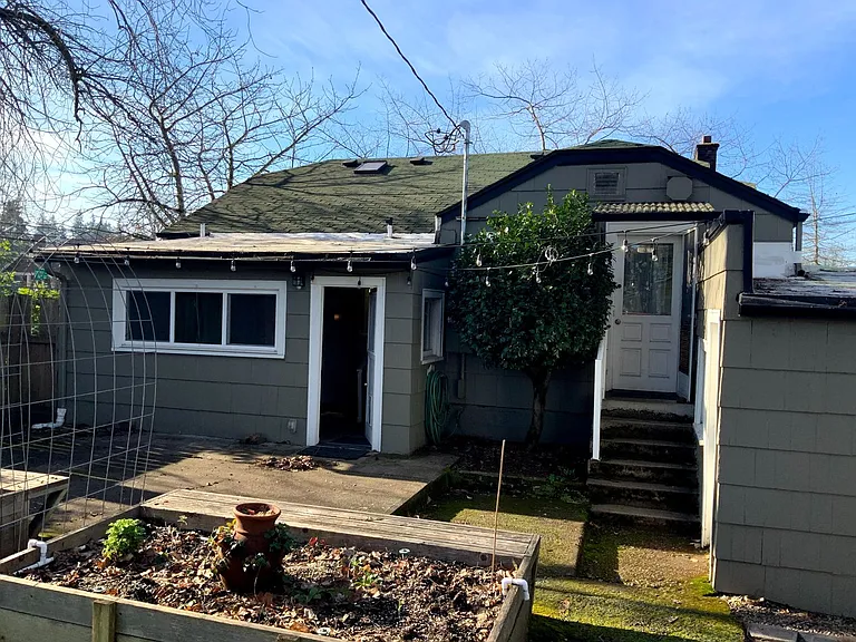 4 Bedroom, 1.5 Bath House — Photo 35