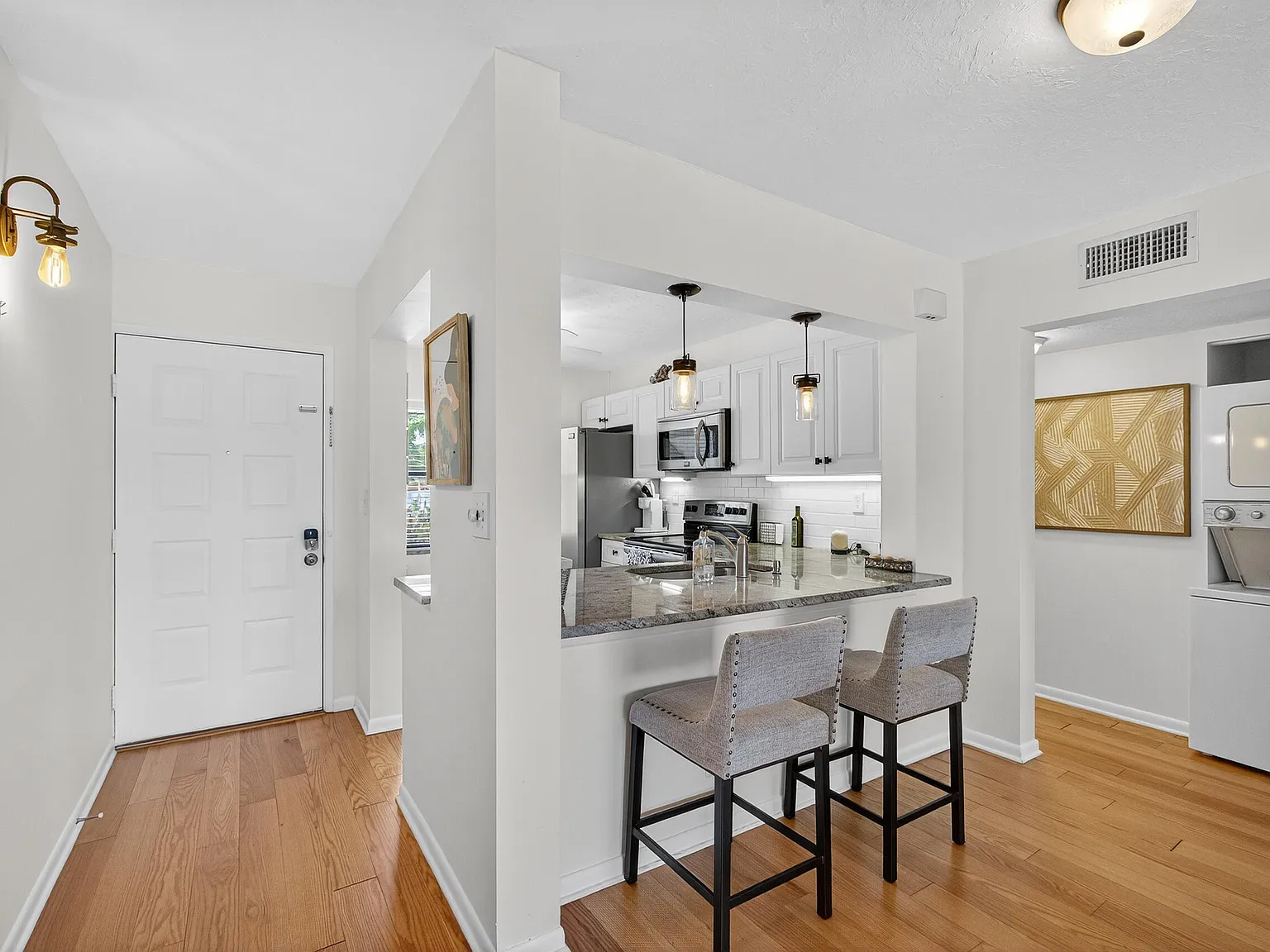 2 bed, 2.0 bath, 1000 sqft, $7,000 — Photo 3