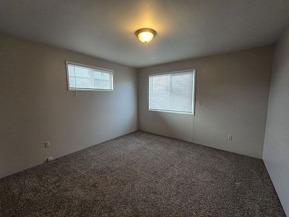 5th image of 633 NE Channon Ave