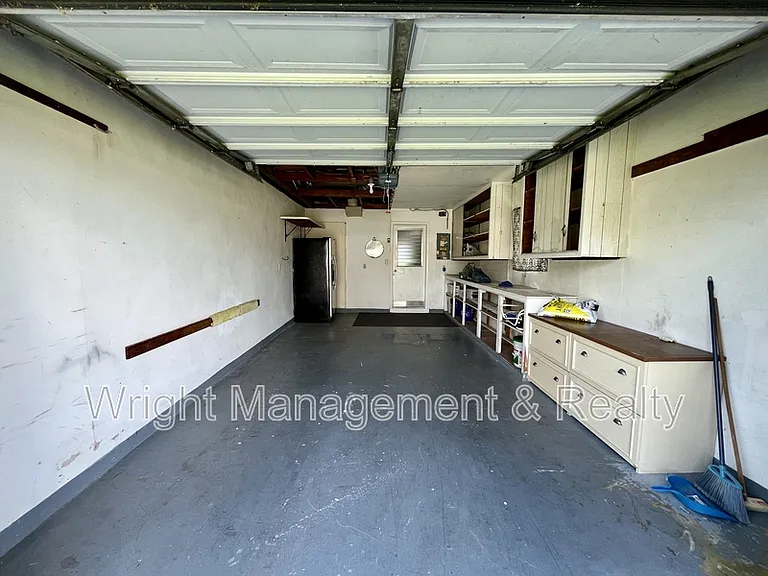 2323 Surrey Ln — Photo 16