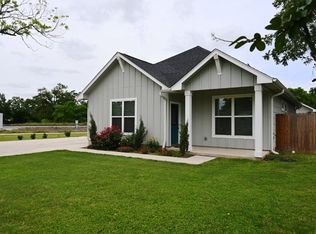 215 E 8th St, Elgin, TX 78621