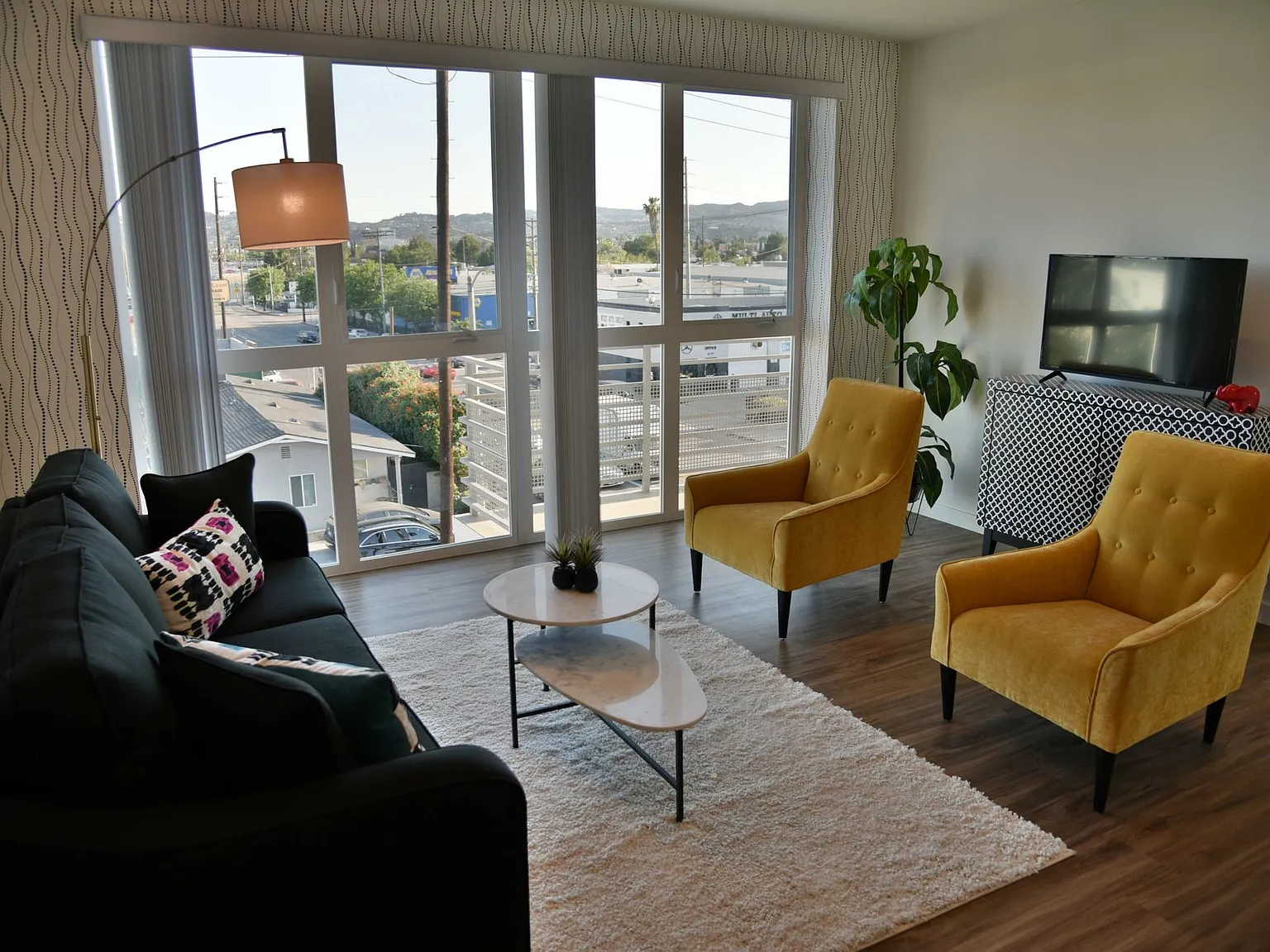 6200 Kester Ave Apartments — Photo 2