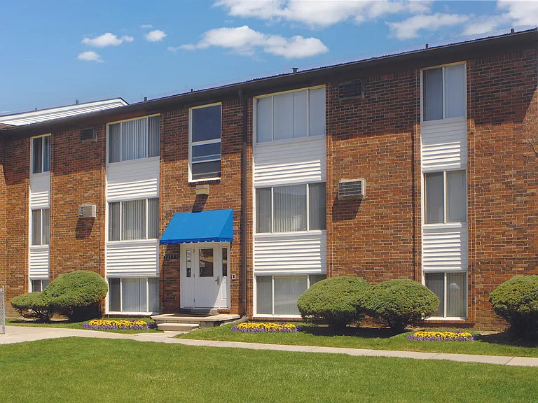 Towne Square Apartments — Photo 9
