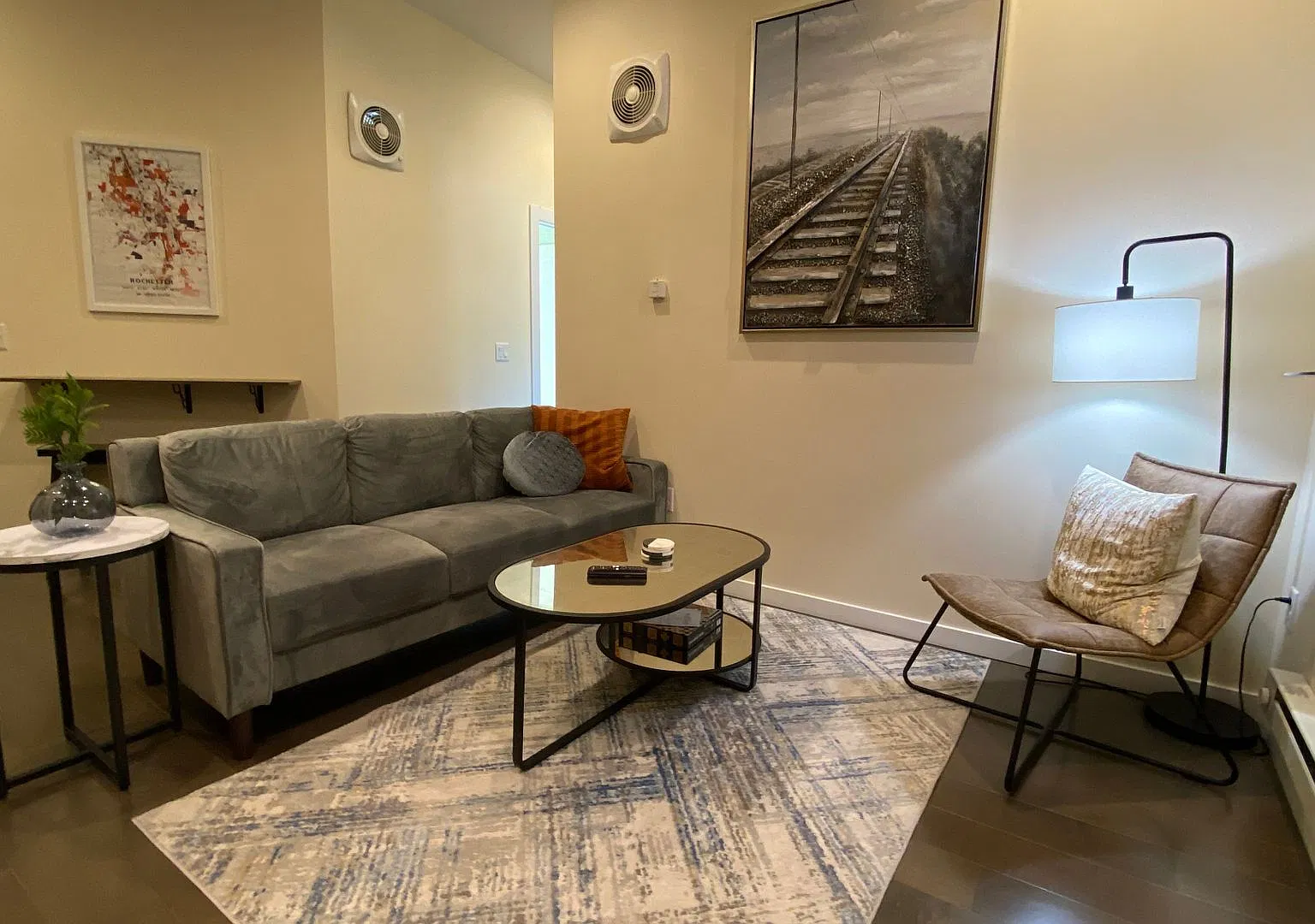 New Luxury Downtown 2 Bedroom Apartment with Indoor Garage — Photo 1