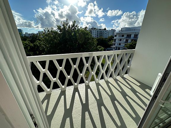3rd image of 10001 W Bay Harbor Dr APT 407