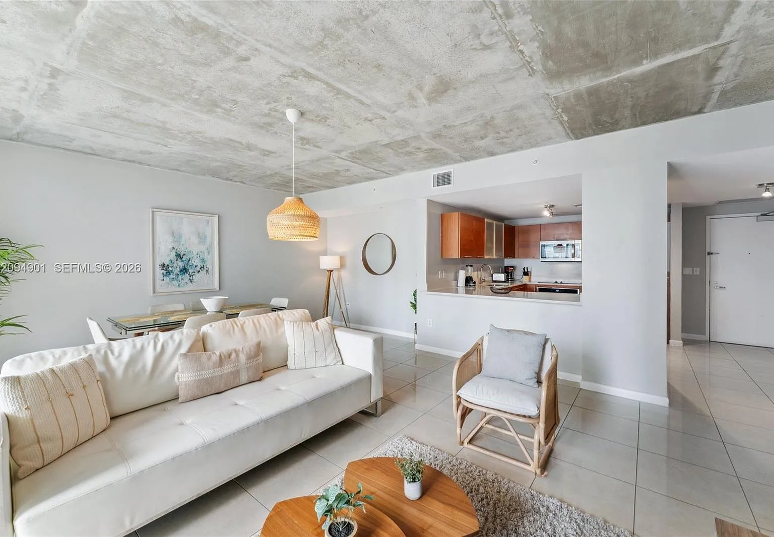 Midblock Miami Condo — Photo 2