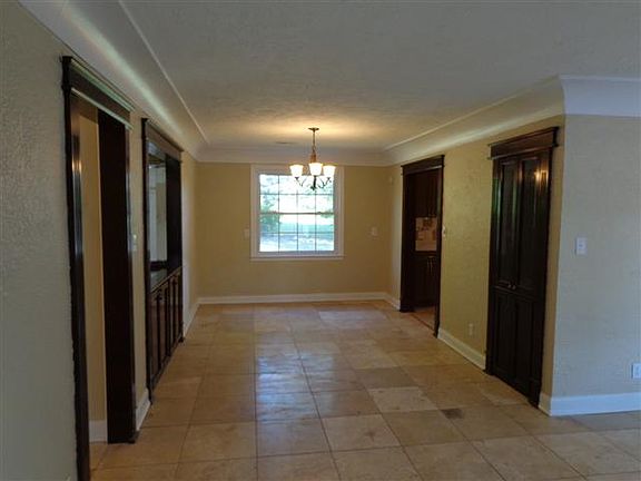 5th image of 806 Cedar Ln