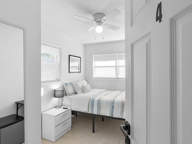 Furnished full bedroom with desk, nightstand & closet quiet and bright Sanford, FL home