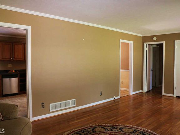 5th image of 70 Harris St