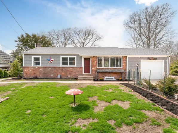 8 Flocee Ln, Hampton Bays, NY 11946