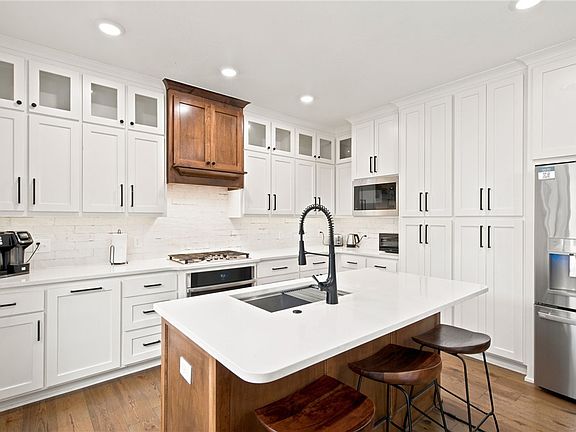 4th image of 105 NW Ozark Way