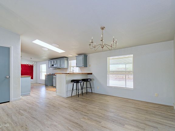 3rd image of 49594 Emerald Ave