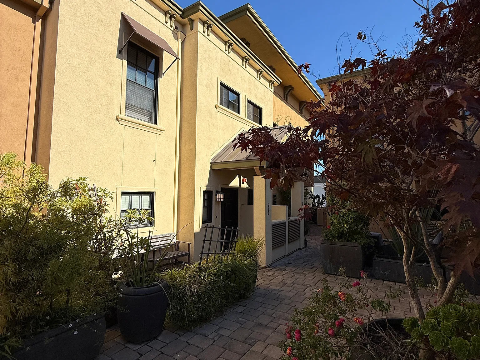 1 bed, 1.5 bath, 950 sqft, $3,200 — Photo 3