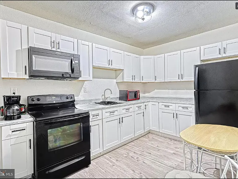 139 N Queen St #A — Photo 5