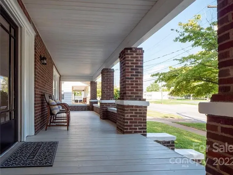 1218 N Main St — Photo 2
