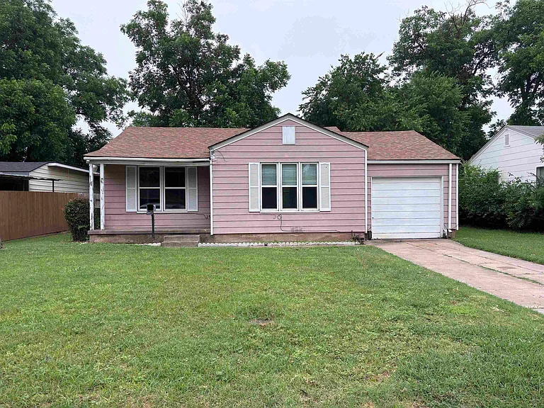 2405 Inglewood Dr — Photo 1