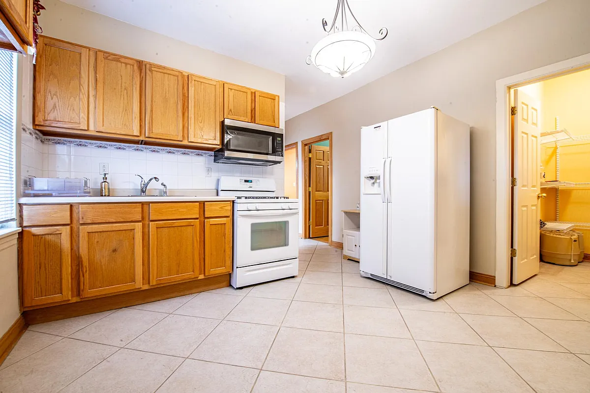 Building Photo - 5618 W Warwick Ave #2