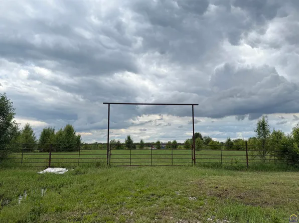 3935 NW 43rd St, Topeka, KS 66618