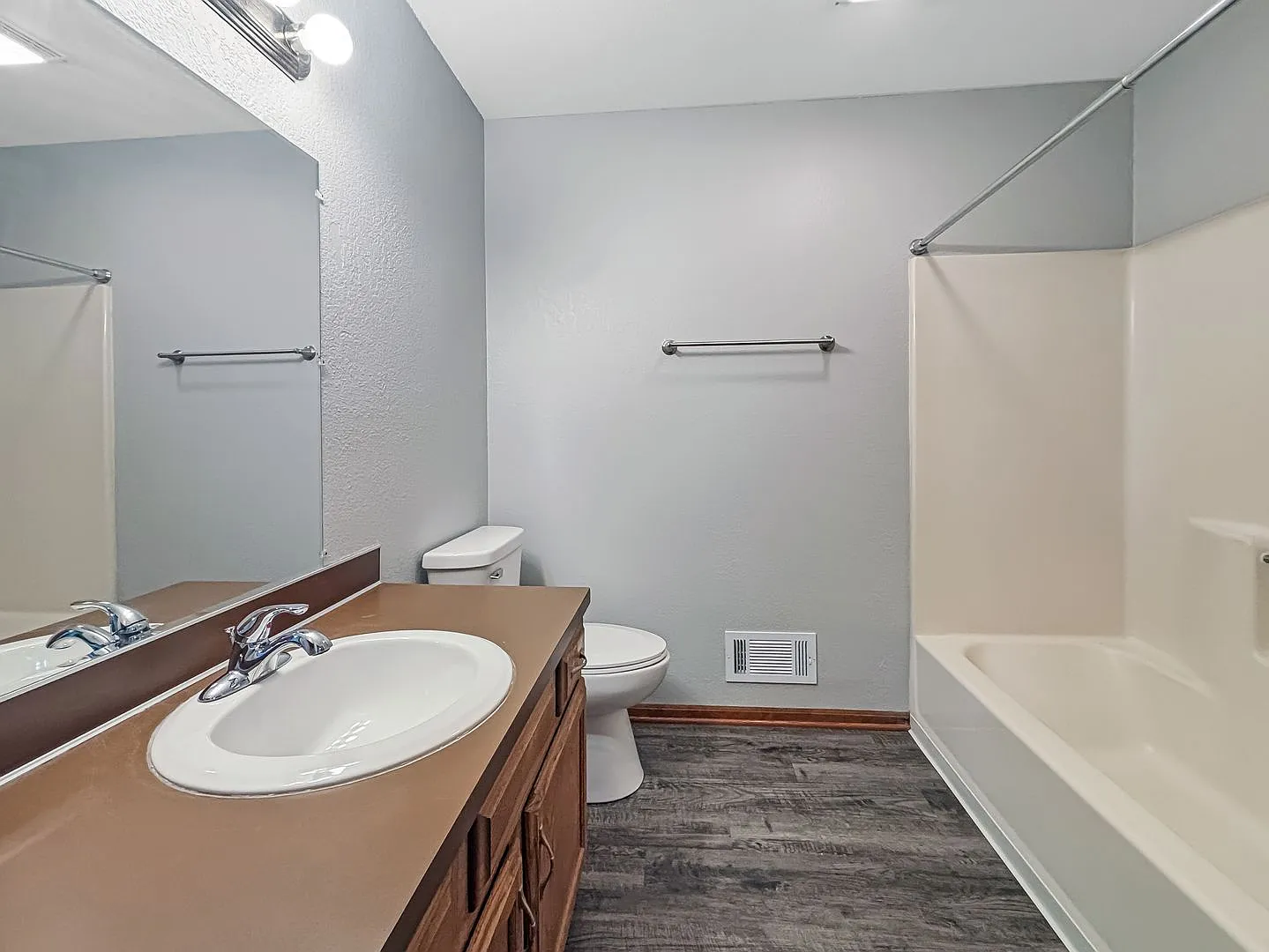 2 bed, 1.0 bath, $1,425 — Photo 4