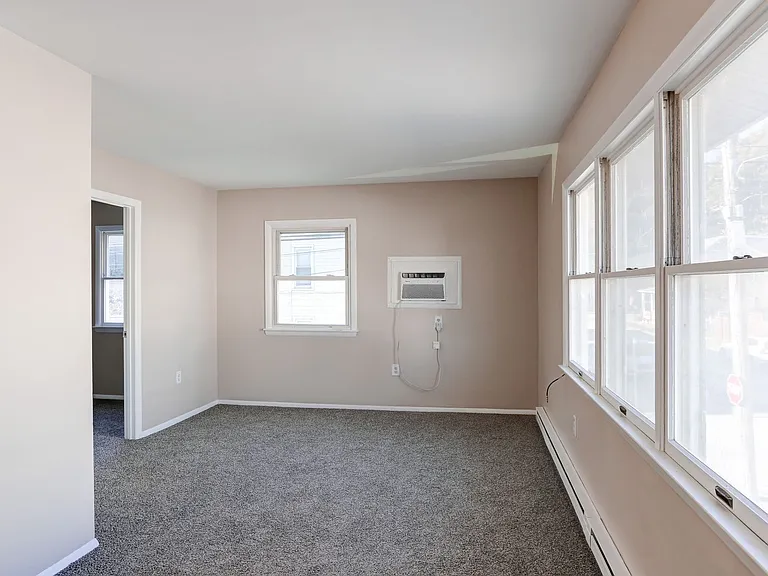 11 Poplar St — Photo 4