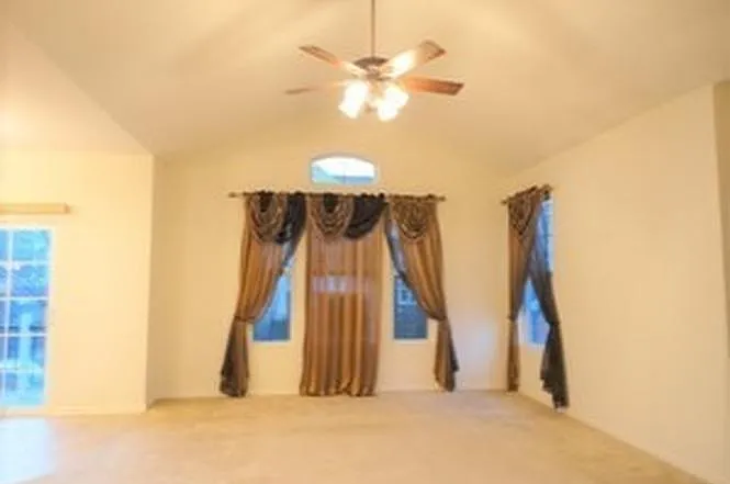 429 Grosvenor Ln — Photo 5