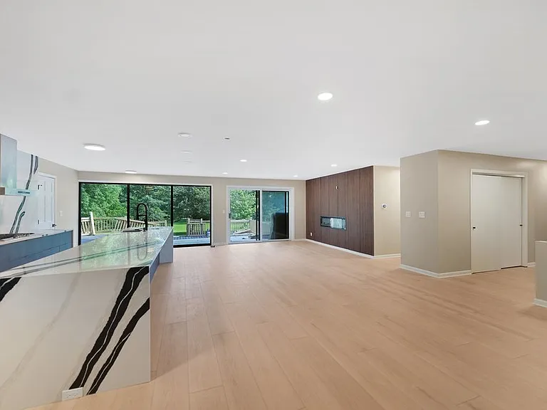 11110 S Highland Dr — Photo 4