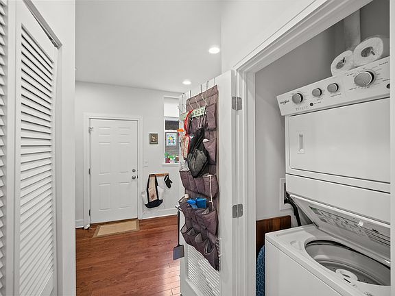 4th image of 953 W Fletcher St #3
