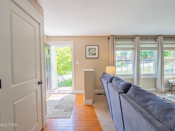 3rd image of 4517 Royalview Rd