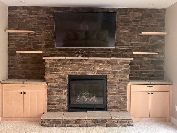 Gas log fireplace with adjus